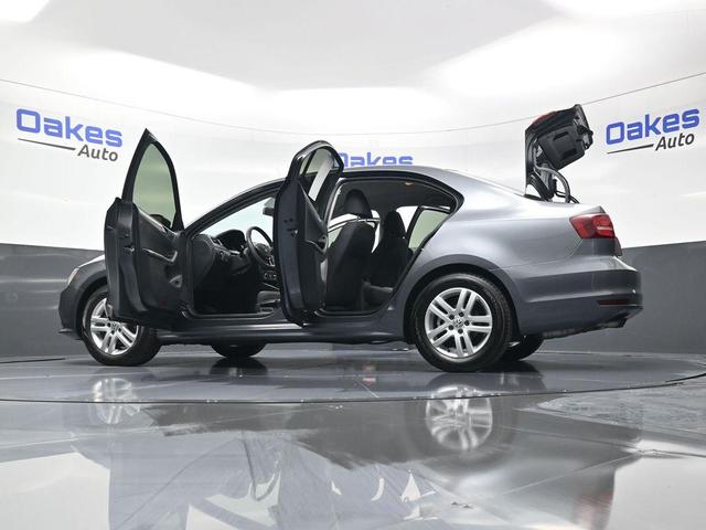 Photo of 2018 Platinum Gray Metallic Volkswagen Jetta