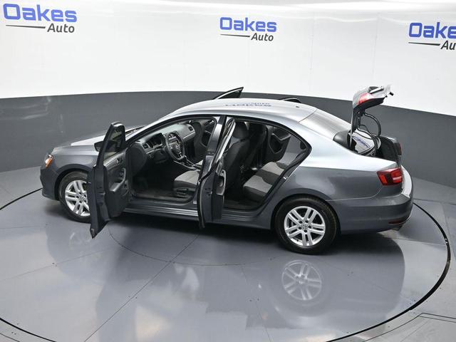 Photo of 2018 Platinum Gray Metallic Volkswagen Jetta