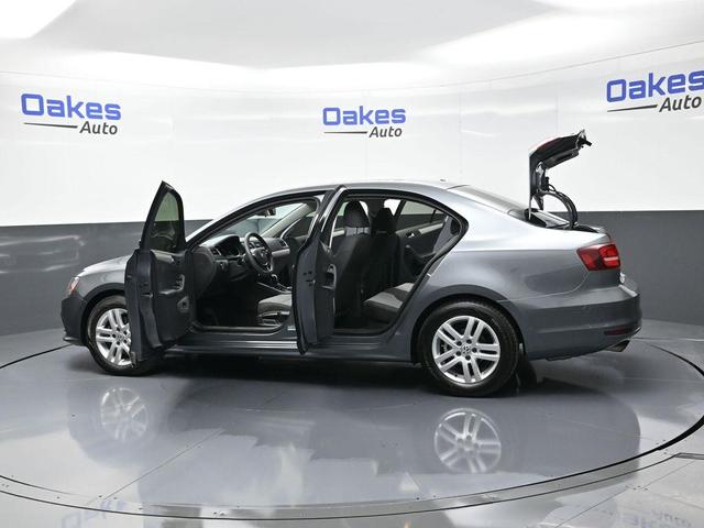 Photo of 2018 Platinum Gray Metallic Volkswagen Jetta