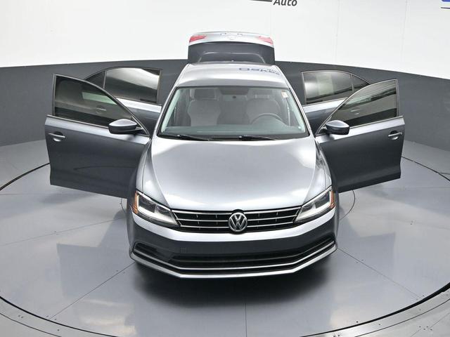 Photo of 2018 Platinum Gray Metallic Volkswagen Jetta