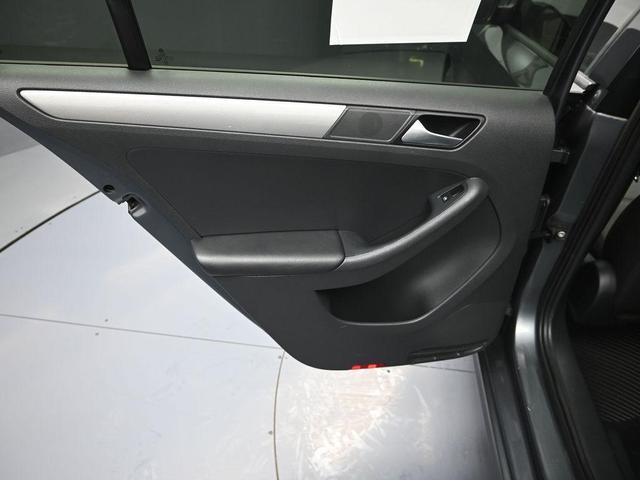 Photo of 2018 Platinum Gray Metallic Volkswagen Jetta