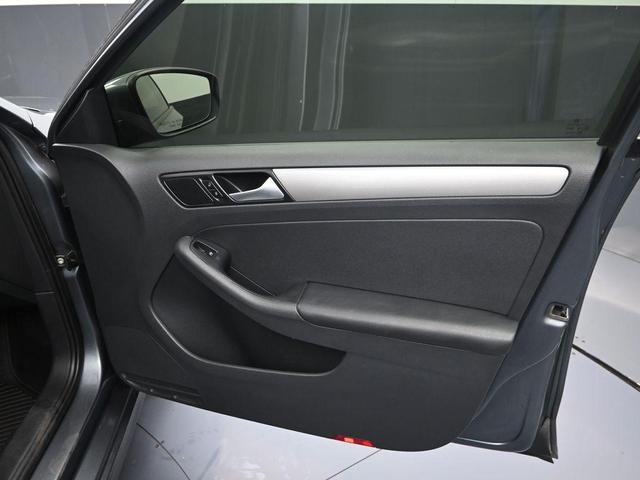Photo of 2018 Platinum Gray Metallic Volkswagen Jetta