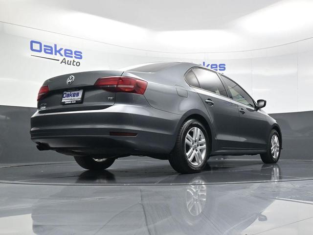 Photo of 2018 Platinum Gray Metallic Volkswagen Jetta