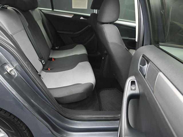Photo of 2018 Platinum Gray Metallic Volkswagen Jetta