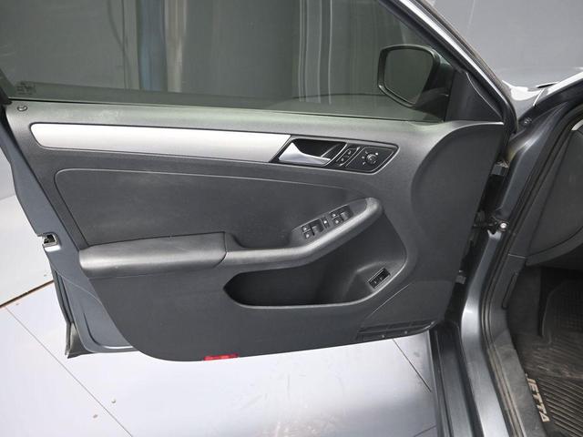 Photo of 2018 Platinum Gray Metallic Volkswagen Jetta