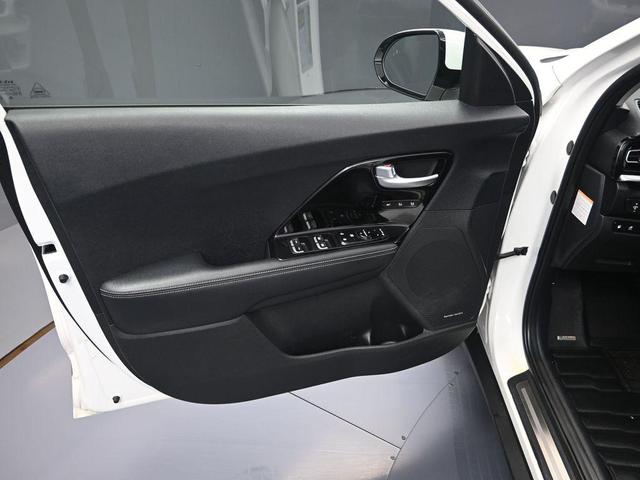 Photo of 2022 Snow White Pearl Kia Niro Plug-In Hybrid