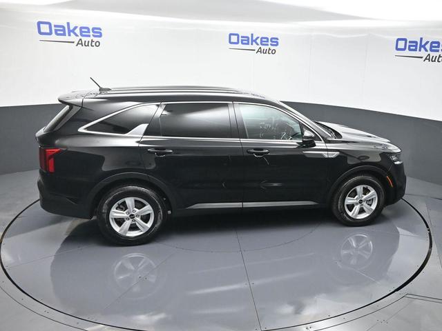 Photo of 2022 Ebony Black Kia Sorento