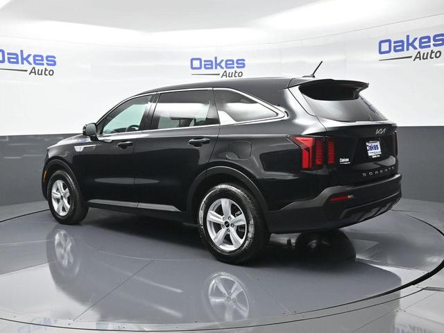 Photo of 2022 Ebony Black Kia Sorento