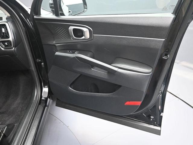 Photo of 2022 Ebony Black Kia Sorento