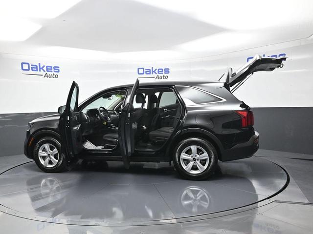 Photo of 2022 Ebony Black Kia Sorento