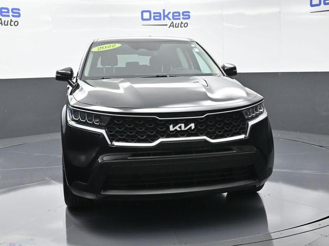 Photo of 2022 Ebony Black Kia Sorento