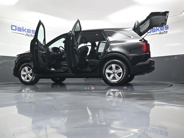 Photo of 2022 Ebony Black Kia Sorento