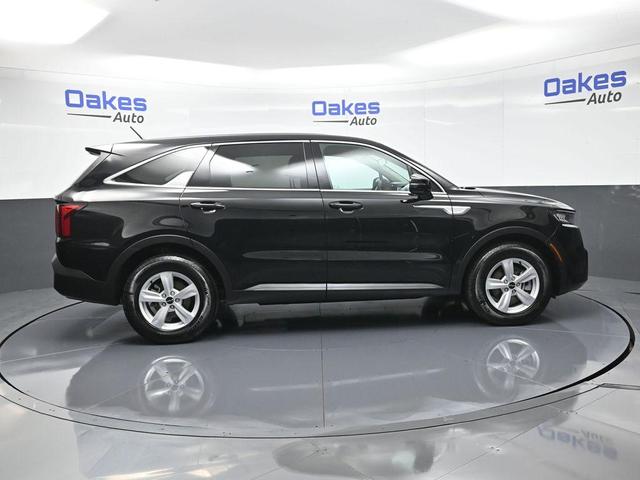 Photo of 2022 Ebony Black Kia Sorento