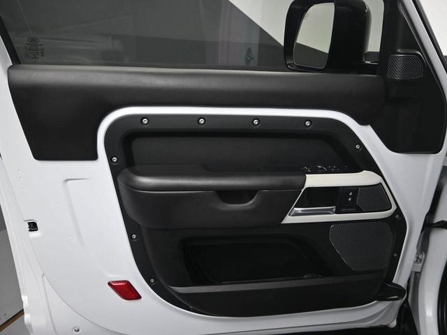 Photo of 2022 Fuji White Land Rover Defender