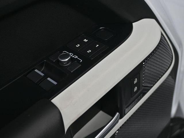 Photo of 2022 Fuji White Land Rover Defender