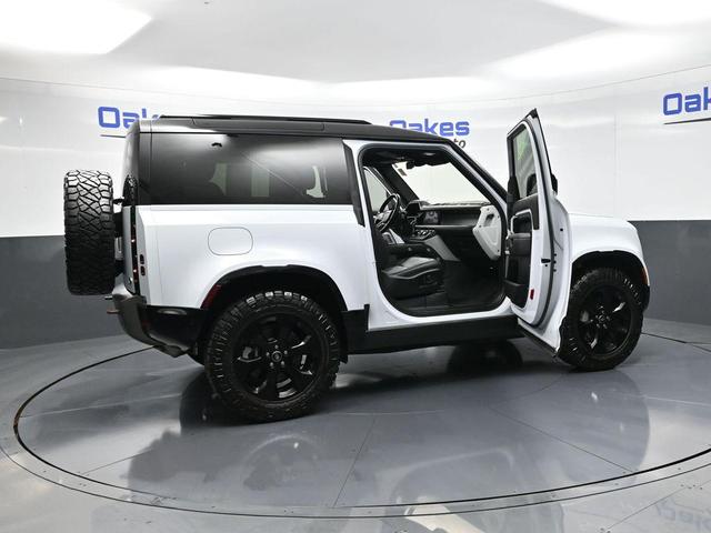 Photo of 2022 Fuji White Land Rover Defender