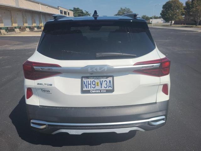Photo of 2022 Clear White/Black Roof Kia Seltos