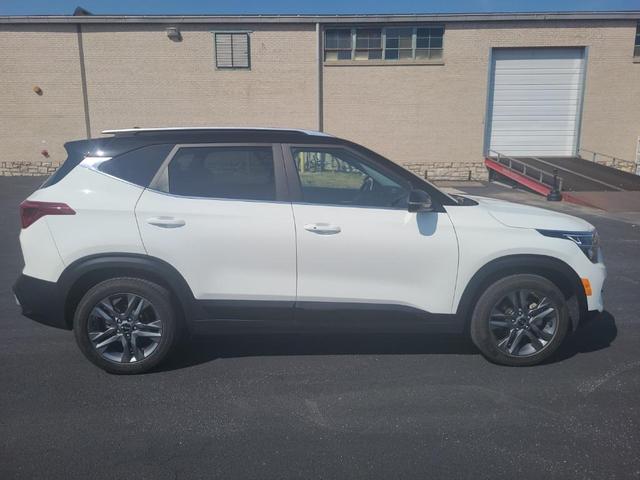 Photo of 2022 Clear White/Black Roof Kia Seltos
