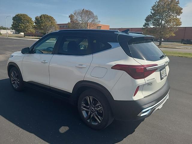 Photo of 2022 Clear White/Black Roof Kia Seltos