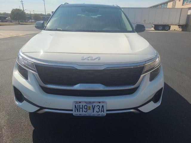 Photo of 2022 Clear White/Black Roof Kia Seltos