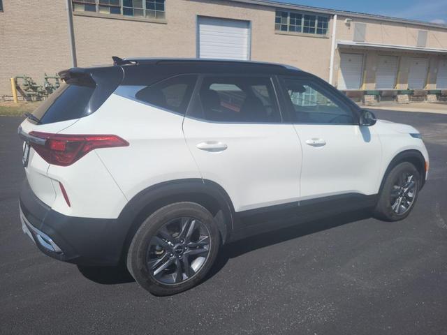 Photo of 2022 Clear White/Black Roof Kia Seltos