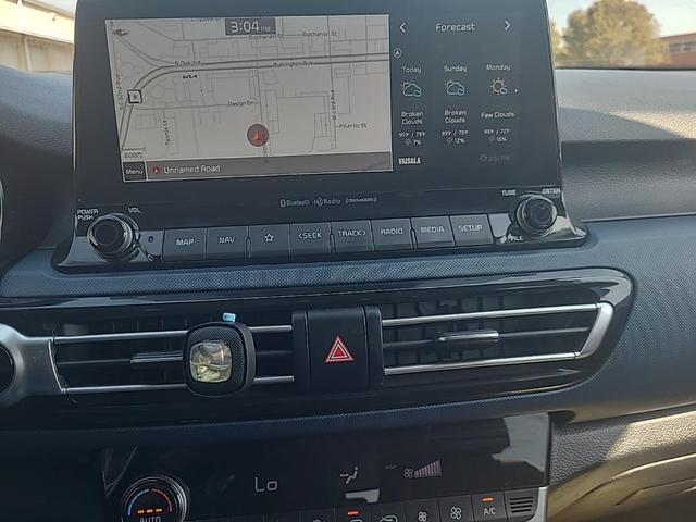 Photo of 2022 Clear White/Black Roof Kia Seltos