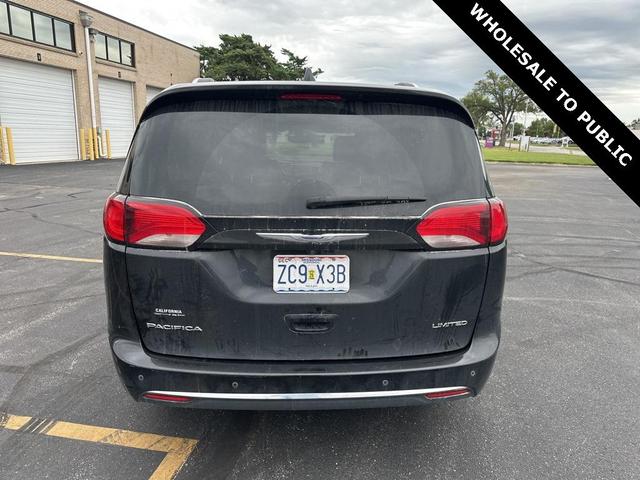 Photo of 2020 Brilliant Black Crystal Pearlcoat Chrysler Pacifica