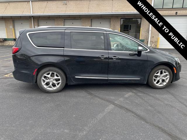Photo of 2020 Brilliant Black Crystal Pearlcoat Chrysler Pacifica