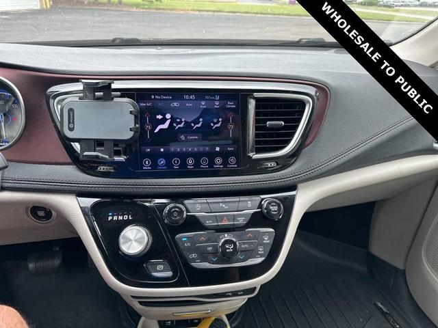 Photo of 2020 Brilliant Black Crystal Pearlcoat Chrysler Pacifica