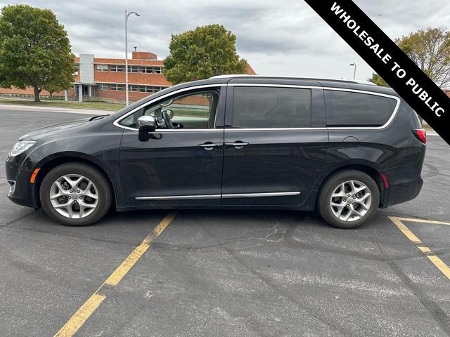 Photo of 2020 Brilliant Black Crystal Pearlcoat Chrysler Pacifica