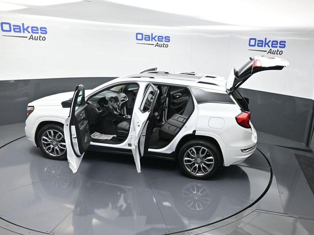 Photo of 2023 Summit White GMC Terrain