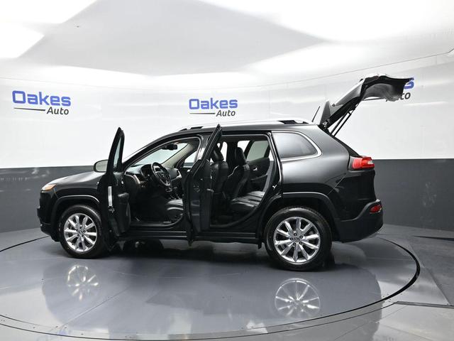 Photo of 2015 Brilliant Black Crystal Pearlcoat Jeep Cherokee