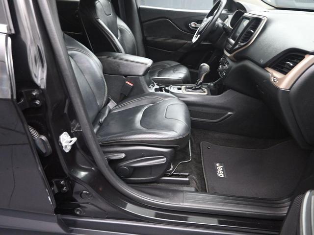 Photo of 2015 Brilliant Black Crystal Pearlcoat Jeep Cherokee