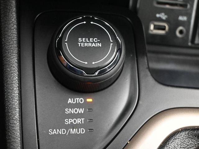 Photo of 2015 Brilliant Black Crystal Pearlcoat Jeep Cherokee