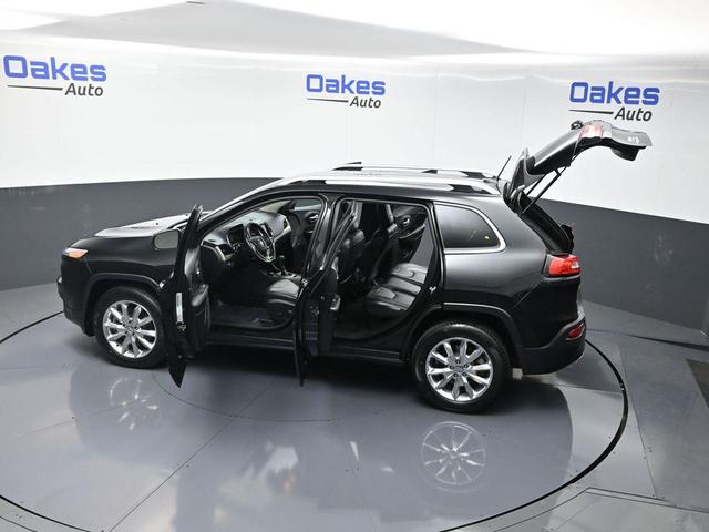 Photo of 2015 Brilliant Black Crystal Pearlcoat Jeep Cherokee