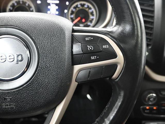 Photo of 2015 Brilliant Black Crystal Pearlcoat Jeep Cherokee