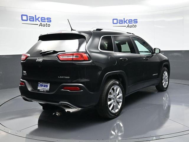 Photo of 2015 Brilliant Black Crystal Pearlcoat Jeep Cherokee