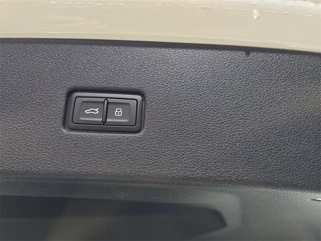 Photo of 2024 Carrara White Audi Q8