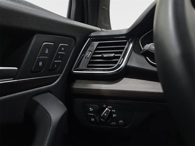 Photo of 2023 Florett Silver Metallic Audi Q5