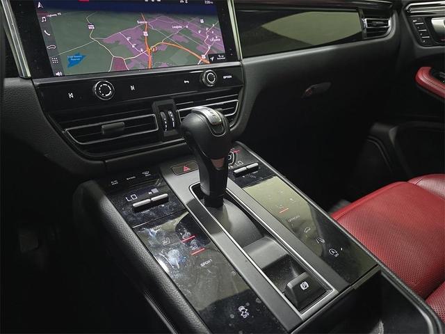 Photo of 2022 White Porsche Macan