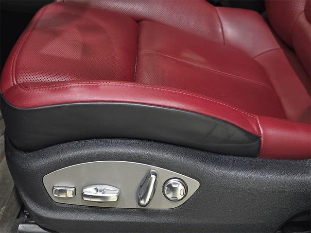 Photo of 2022 White Porsche Macan