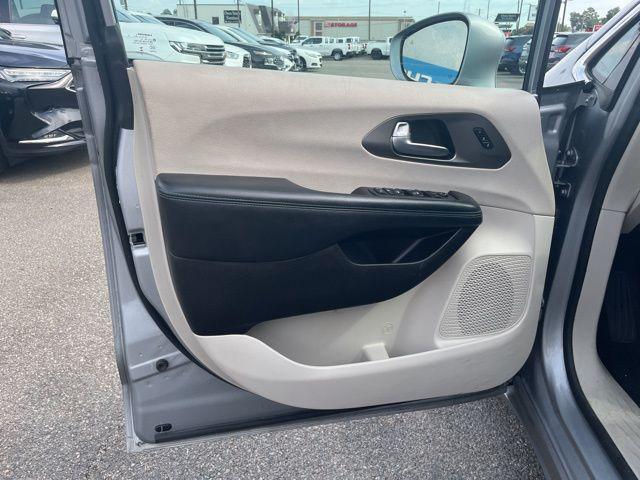 Photo of 2021 Billet Silver Metallic Clearcoat Chrysler Pacifica
