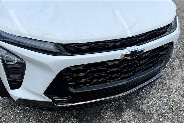 Photo of 2025 Summit White Chevrolet Trax