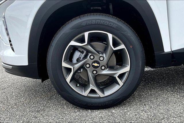 Photo of 2025 Summit White Chevrolet Trax
