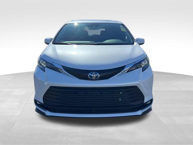 Photo of 2025 Wind Chill Pearl Toyota Sienna