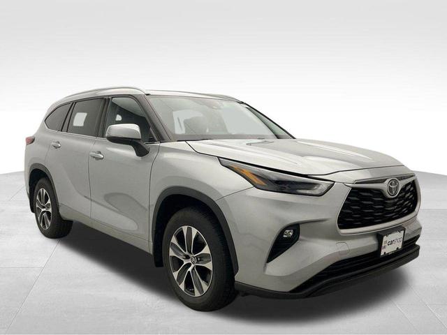 Photo of 2022 Celestial Silver Metallic Toyota Highlander