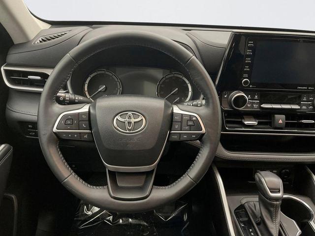 Photo of 2022 Celestial Silver Metallic Toyota Highlander