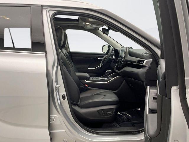 Photo of 2022 Celestial Silver Metallic Toyota Highlander