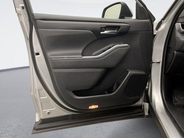 Photo of 2022 Celestial Silver Metallic Toyota Highlander