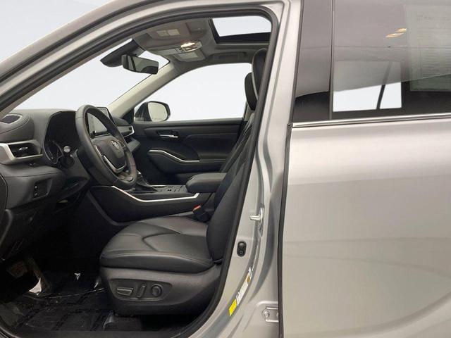 Photo of 2022 Celestial Silver Metallic Toyota Highlander